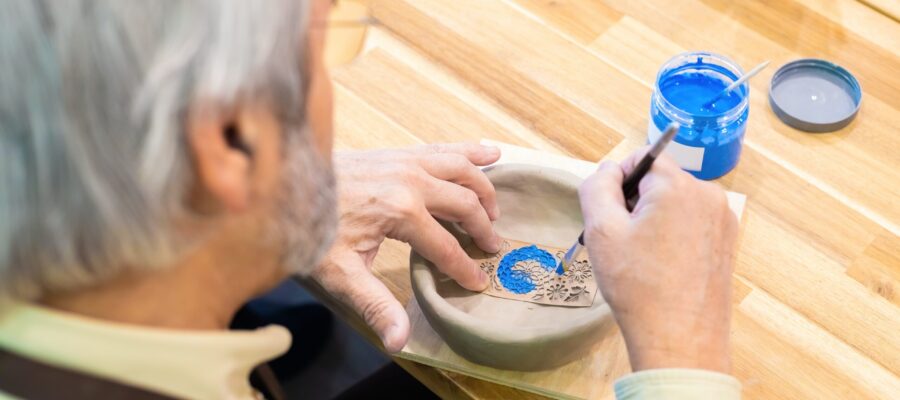 Ceramic painting: suggestions and ideas, useful guide for beginners
