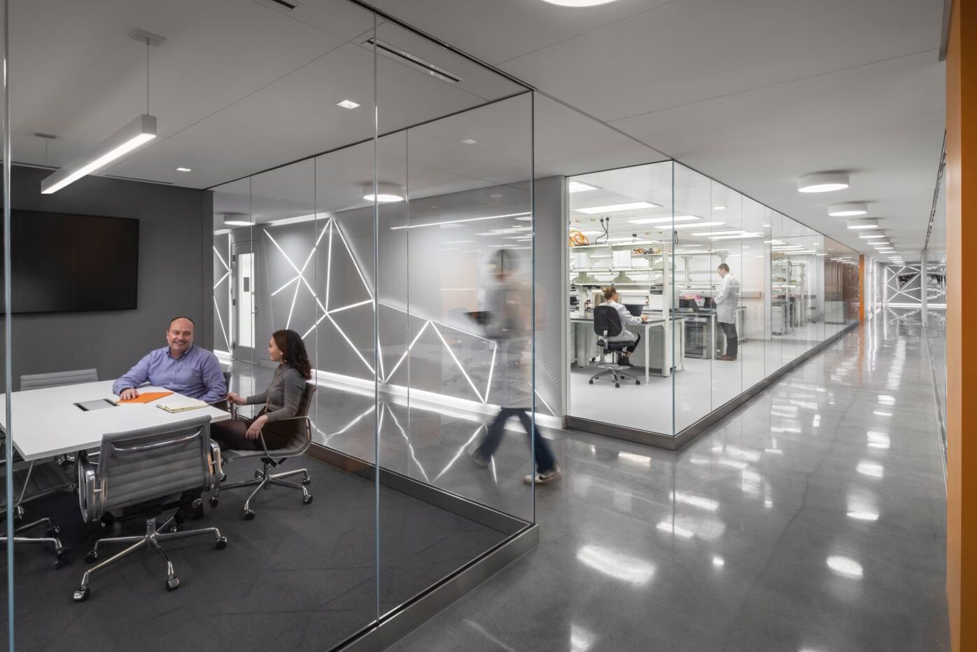 Safe glass partitions in interior design: aesthetics and functionality in any type of space